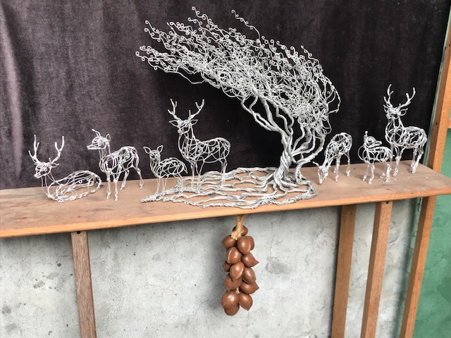 Wire deer and a tree
